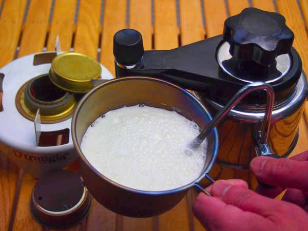 コーヒーを淹れたあと、ポット内の圧力蒸気を利用してミルクを温め、フワフワに泡立てることも可能なのです。