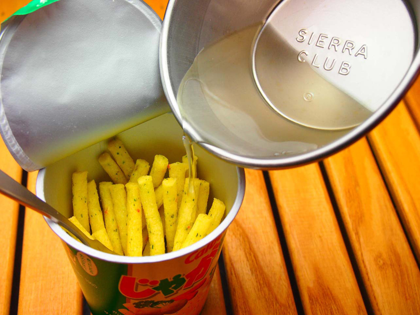 2:じゃがりこサラダ味のパック半分を使い、水100ccに漬け、ふやけたところで砕くとポテトサラダの完成。