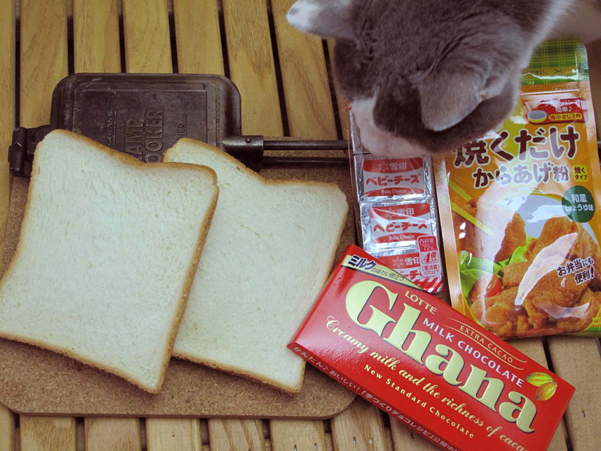 1:食パンに挟むのはチーズにチョコレート。「焼くだけからあげ粉」はパン外側のコーティングに使う。