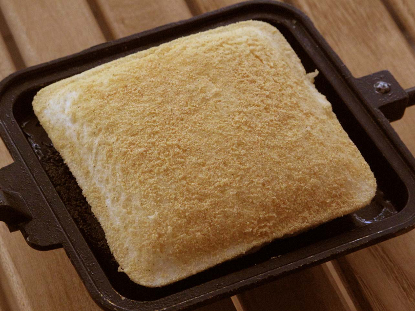 3:湿らしたキッチンなどでサンドを一旦包み、表面をウェットにさせてから「焼くだけからあげ粉」をまぶす。
