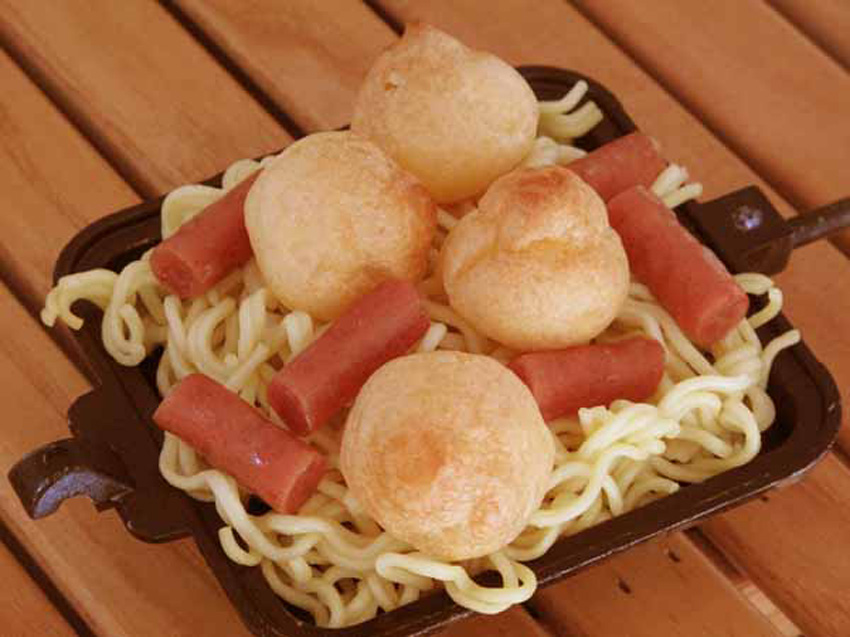 2:そば麺は片面1/4玉。撮影の都合上プチシューは4個しか乗ってないが、8個くらいクリーム多めがベスト。