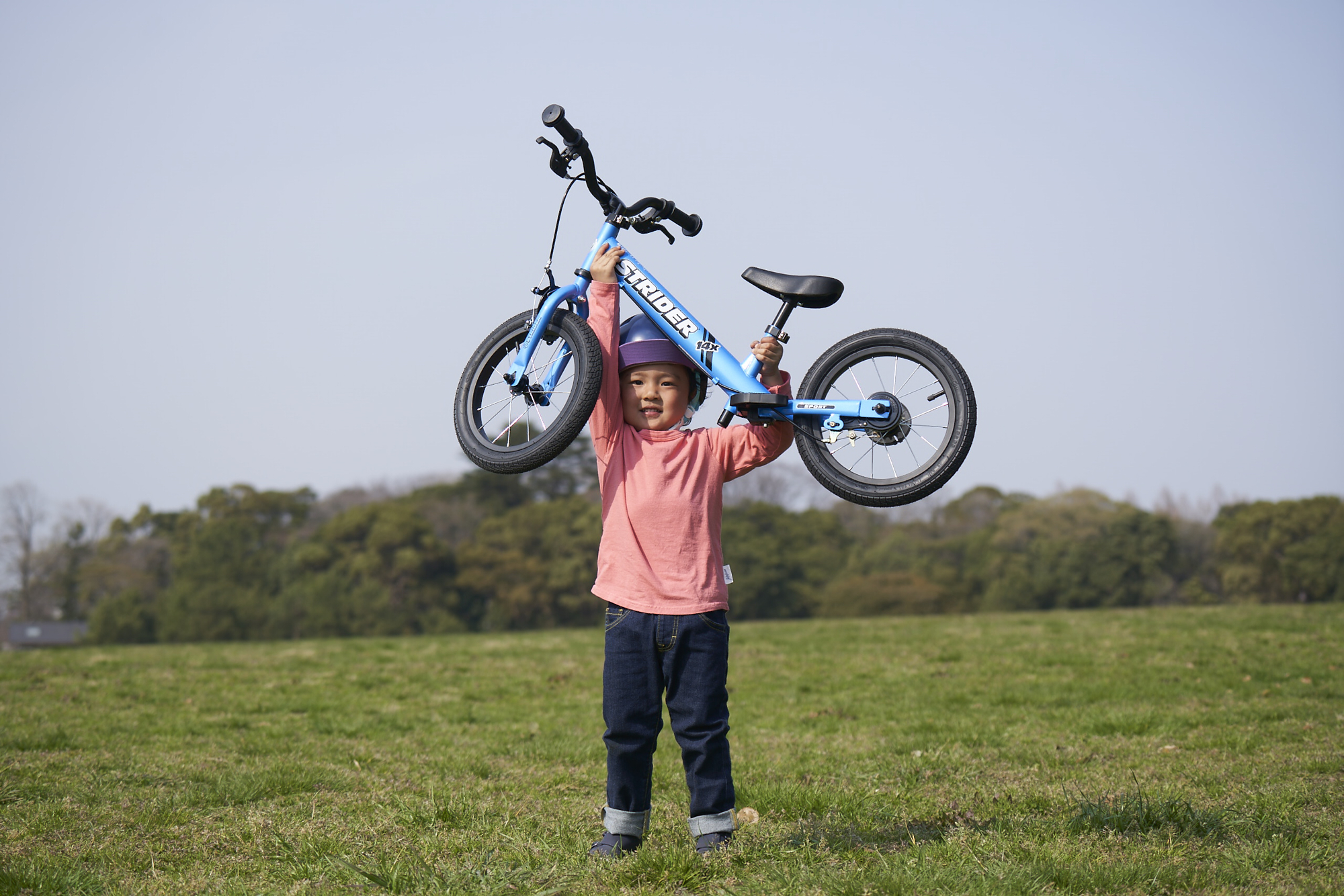 自転車にもなるランニングバイク「ストライダー 14x」で子どもと外遊び