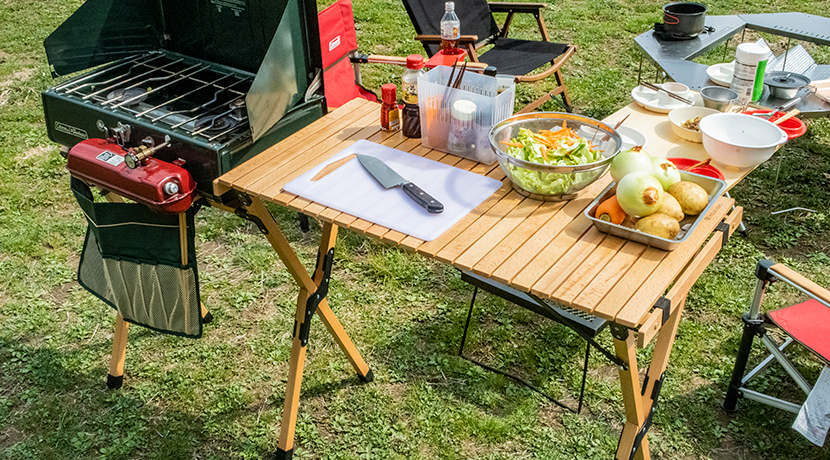 ハイランダーの「ウッドキッチンテーブル」はキャンプ時の料理を楽に