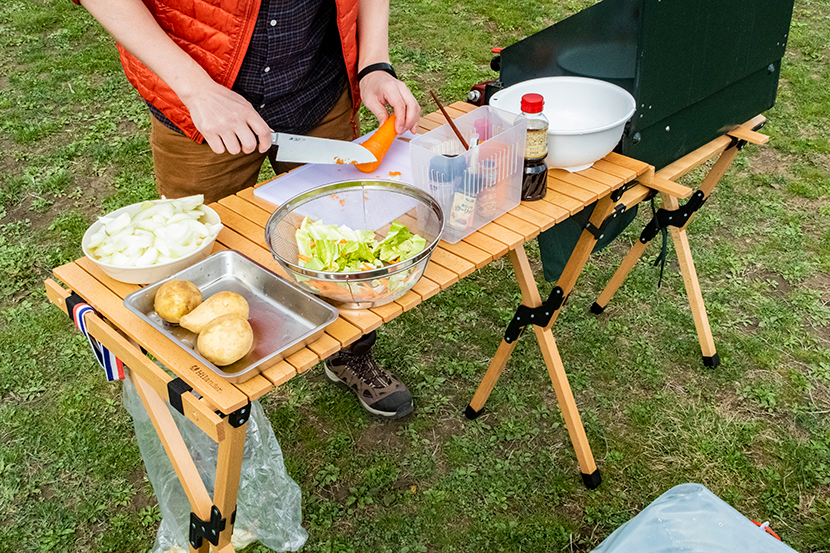 ハイランダーの「ウッドキッチンテーブル」はキャンプ時の料理を楽に 