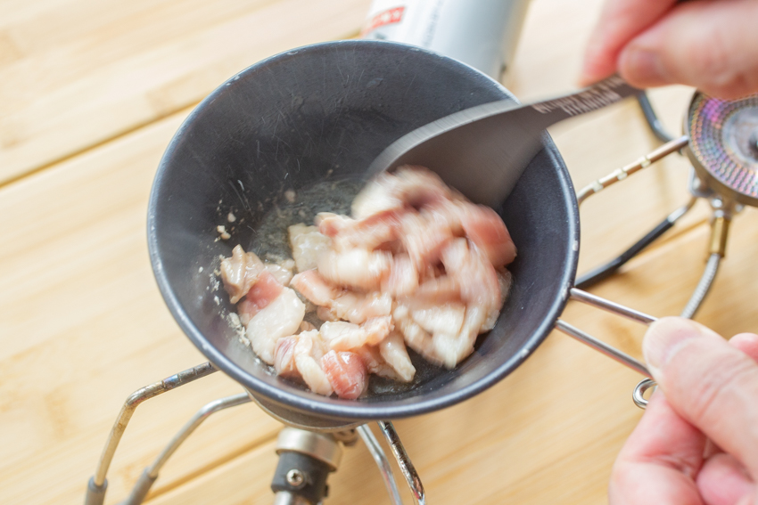 神奈川のご当地グルメをシェラカップだけで作る サンマーメンのミニマムクッキング Cazual