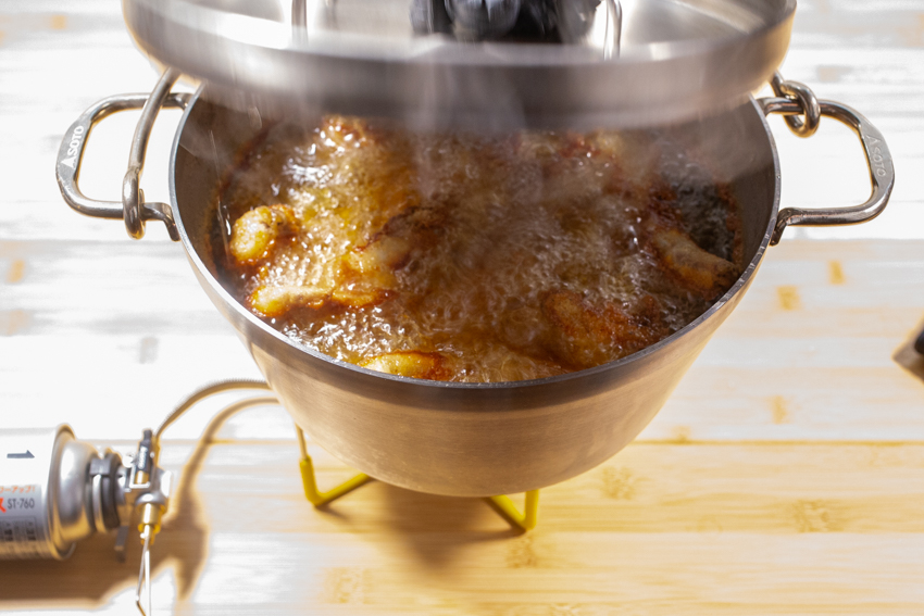 ダッチオーブンなら安全に圧力がかけられるからkfcみたいな柔らかチキンになる Cazual