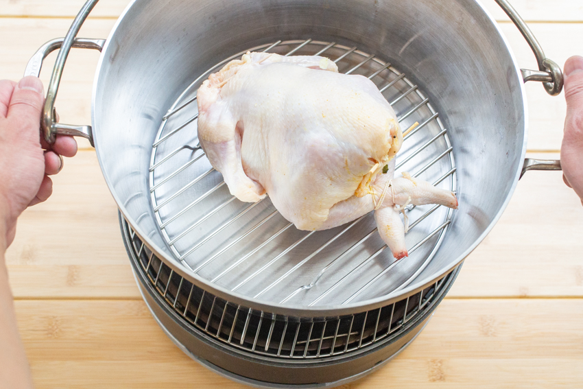 ダッチオーブンの定番 クリスマスといえば丸鶏に具を詰め込んだスタッフドチキン Cazual
