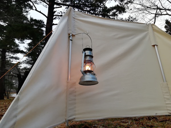 帆布素材でキャンプ用陣幕をDIY！風を防いで焚き火をより快適にしよう 