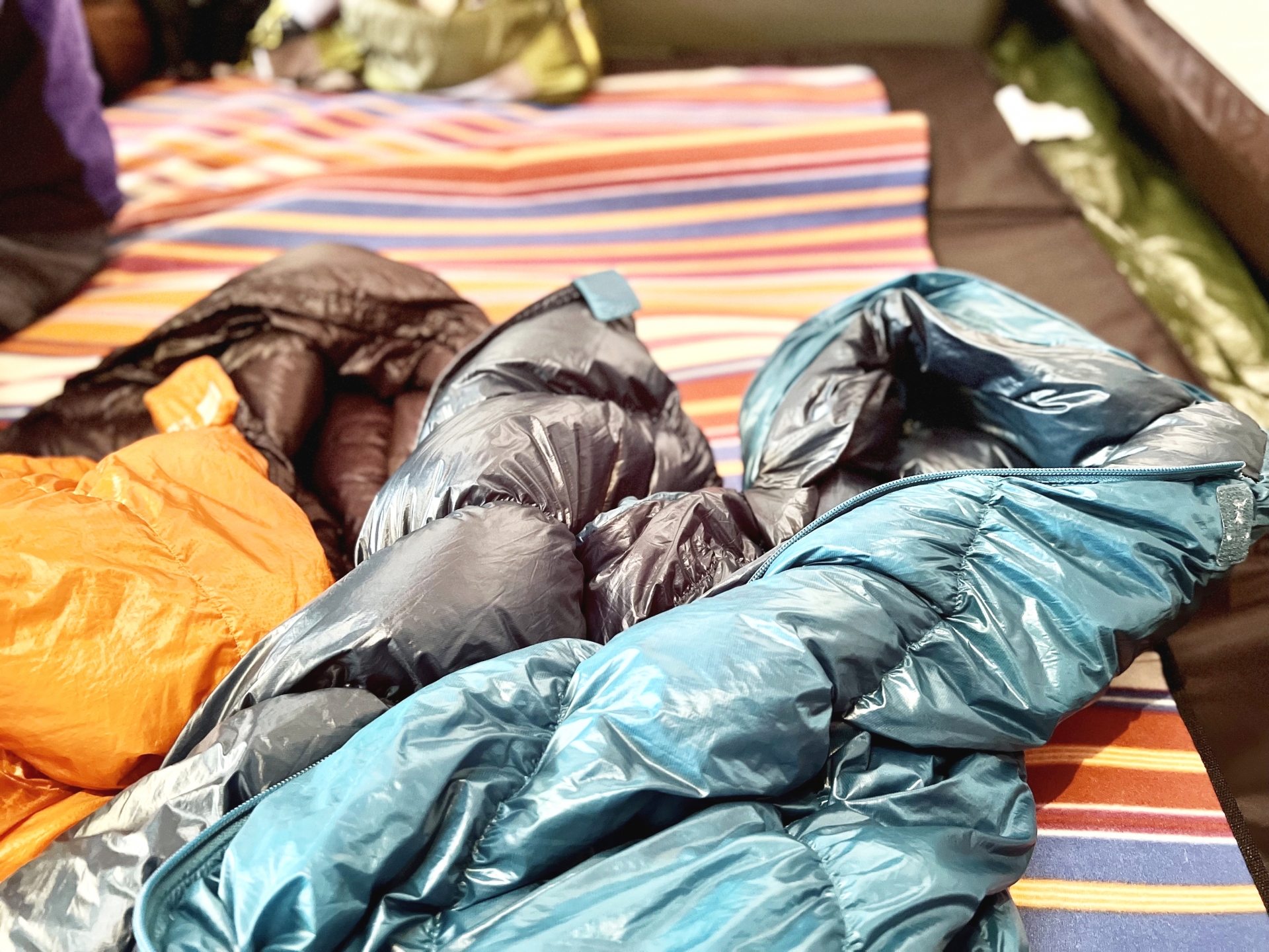 冬キャンプで快適に眠れる寝床の作り方：シュラフ編
